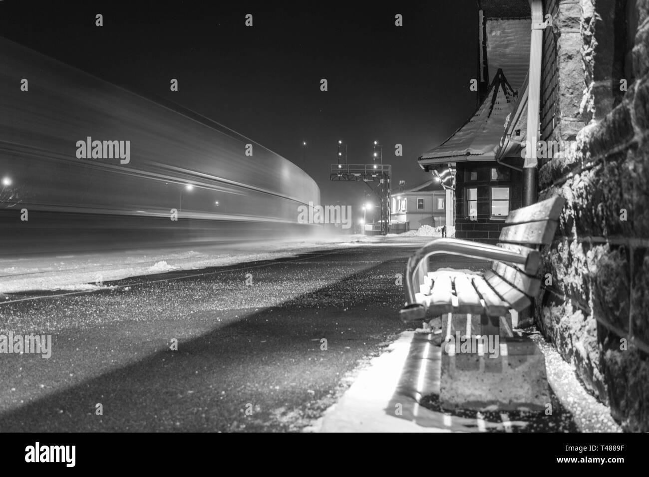 Nationalen Kanadischen Brantford Ontario Frachtcontainer Zug im Freien klaren Himmel Schnee Nacht via rail Canada station Long-shutter Exposition Bewegungsunschärfe Stockfoto