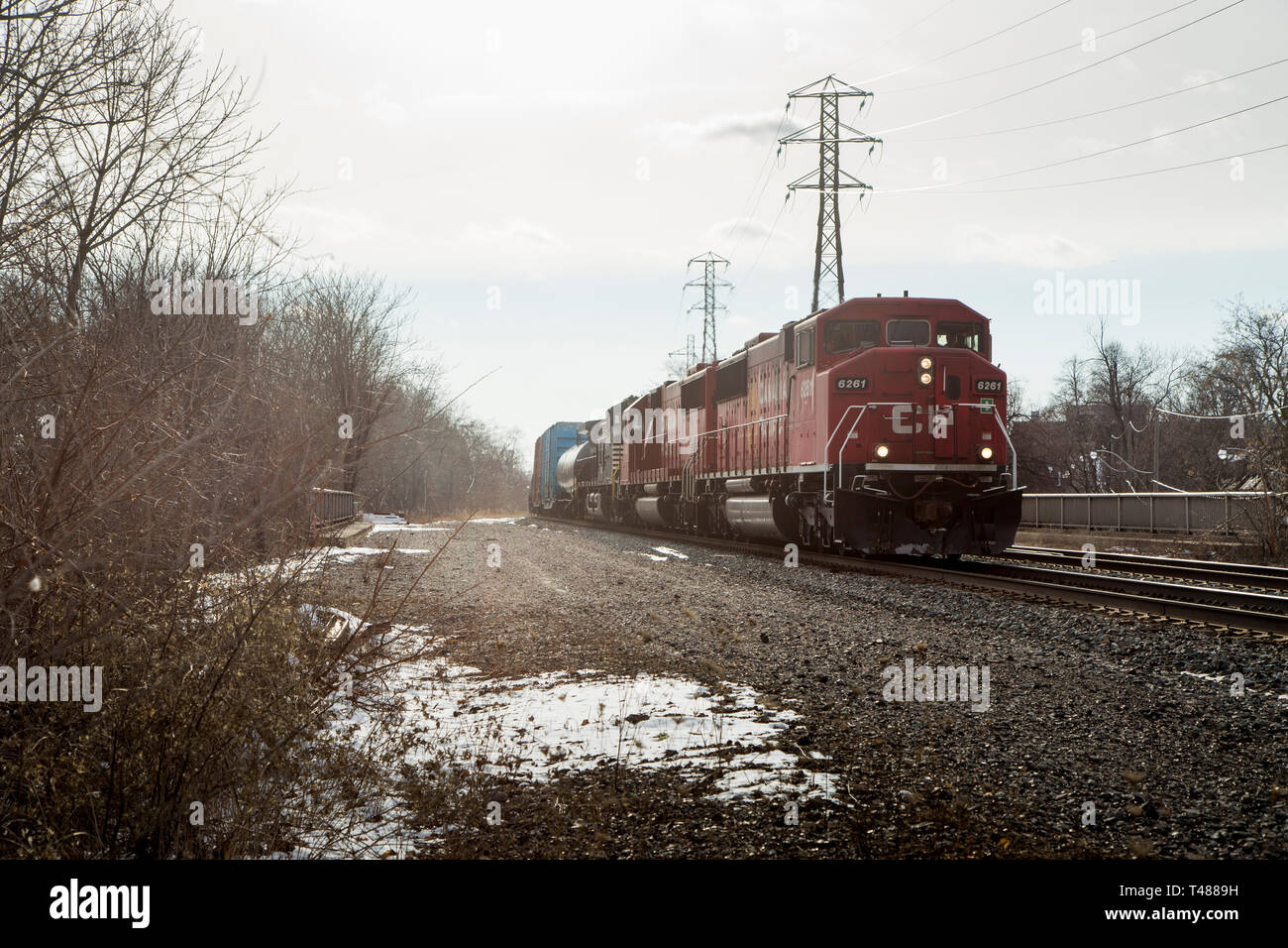 Canadian Pacific Norfolk Southern Fracht merchandise Zug Midtown Toronto Ontario Versandkosten Korridor rail line bewölkten Himmel powerline Stockfoto