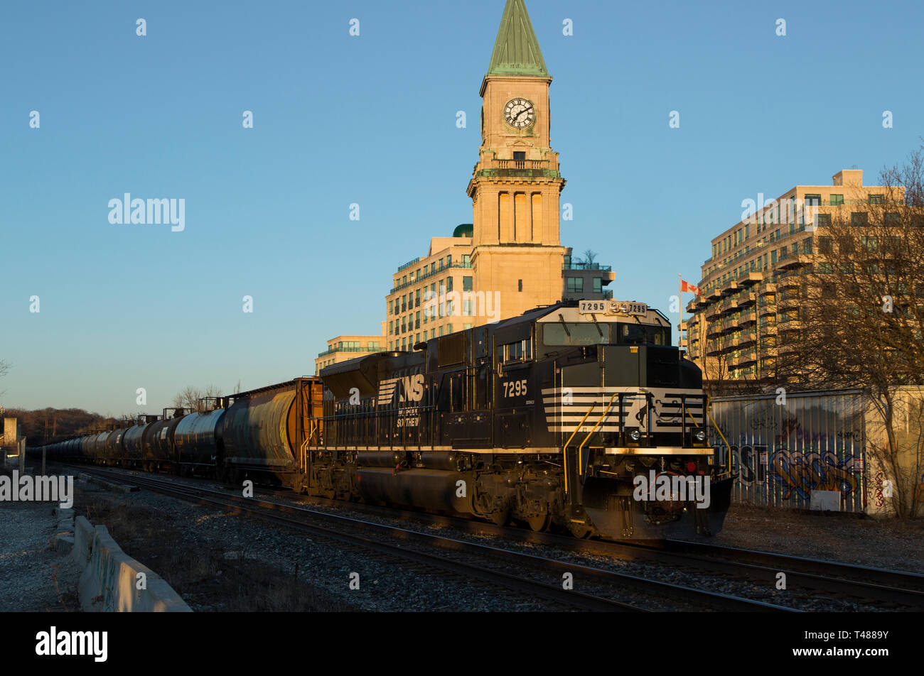 Amerikanische kanadische Norfolk Southern Toronto City Fracht Öl chemische Zug Summerhill lcbo clocktower Lokomotive Eisenbahn im freien Himmel Stockfoto