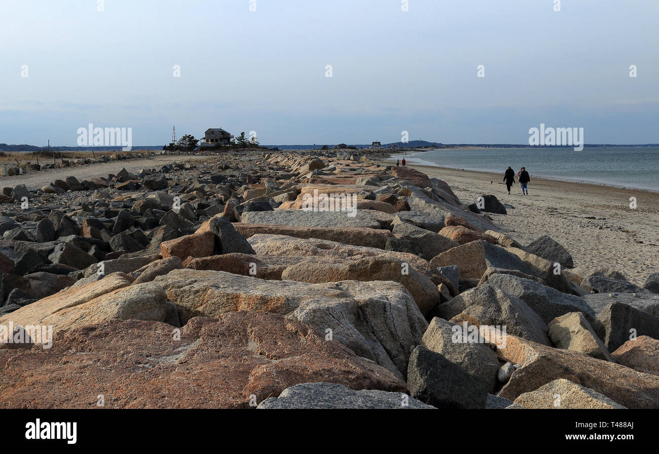 Duxbury, Massachusetts - April 7, 2019: schöne Frühling Blick auf Duxbury Strand bei Sonnenuntergang mit Menschen zu Fuß auf den Strand Stockfoto