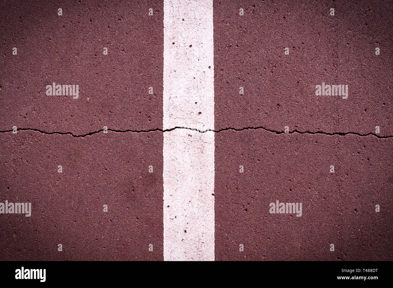 Weiße Straße Markierungslinie auf braun Fahrrad Lane mit Vignette. Hintergrund, das Leben in der Stadt. Stockfoto