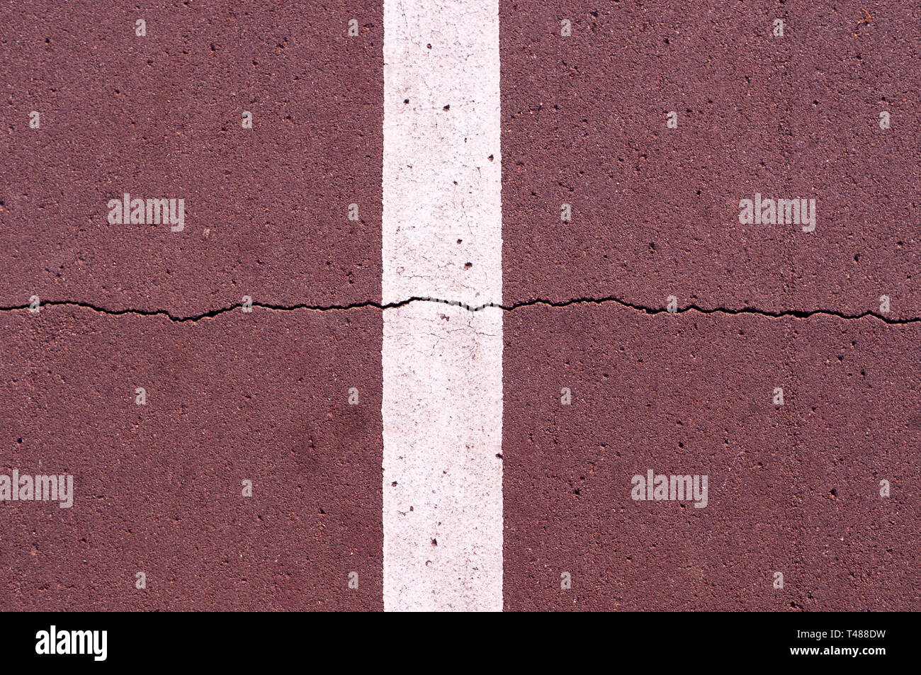 Weiße Straße Markierungslinie auf braun Fahrrad Lane. Hintergrund, das Leben in der Stadt. Stockfoto