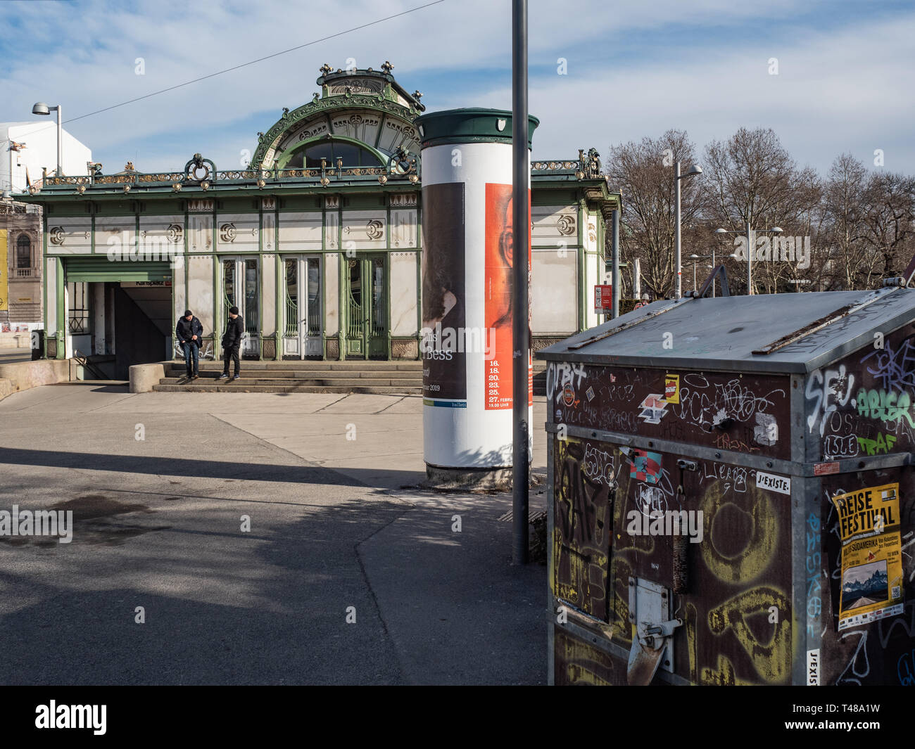 Wien, Österreich, 24. Februar 2019. Außenansicht des Art-Deco-Gebäude am Karlsplatz U-Bahn Station Opera Menschen heraus hängen vor Stockfoto