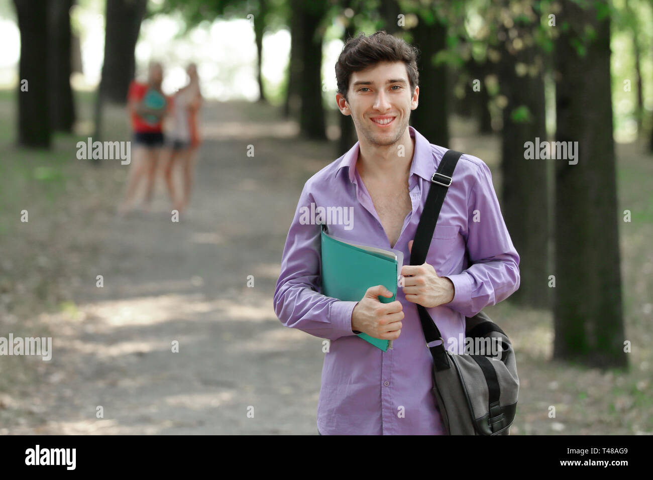 Porträt eines erfolgreichen Kerl in einem Stadtpark. Stockfoto