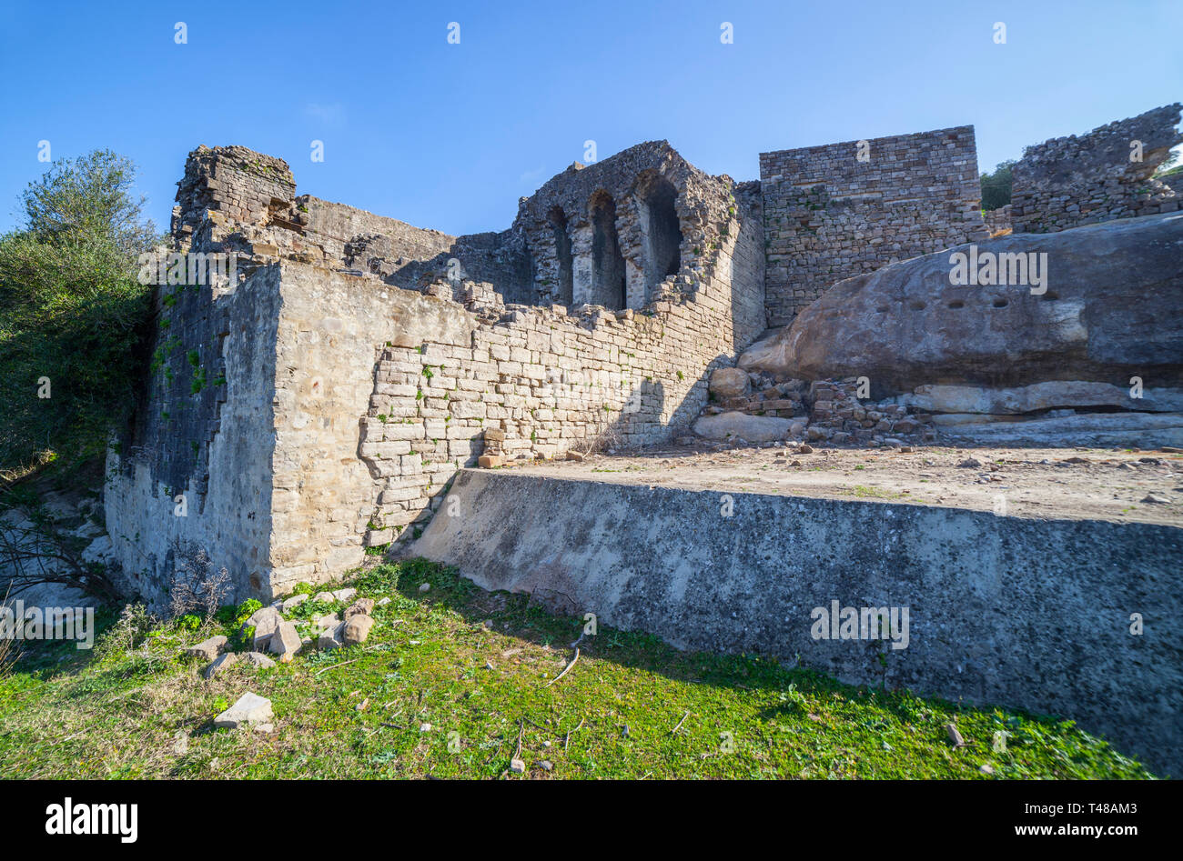 Die römischen Überreste am Schloss von Jimena de la Frontera, Cadiz, Spanien. Hydraulische Infrastruktur Stockfoto