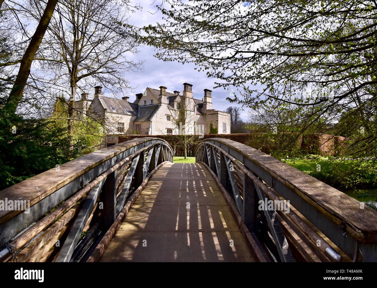 Fußgängerbrücke führt zu Nunnington Hall Stockfoto