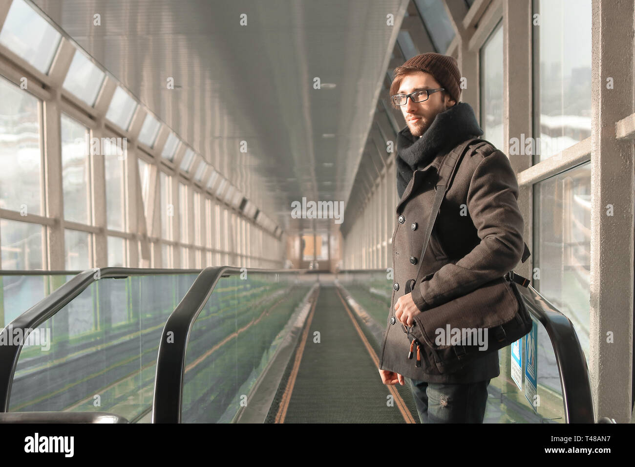 Gut aussehender Mann stand vor der Rolltreppe in der U-Passage. Stockfoto