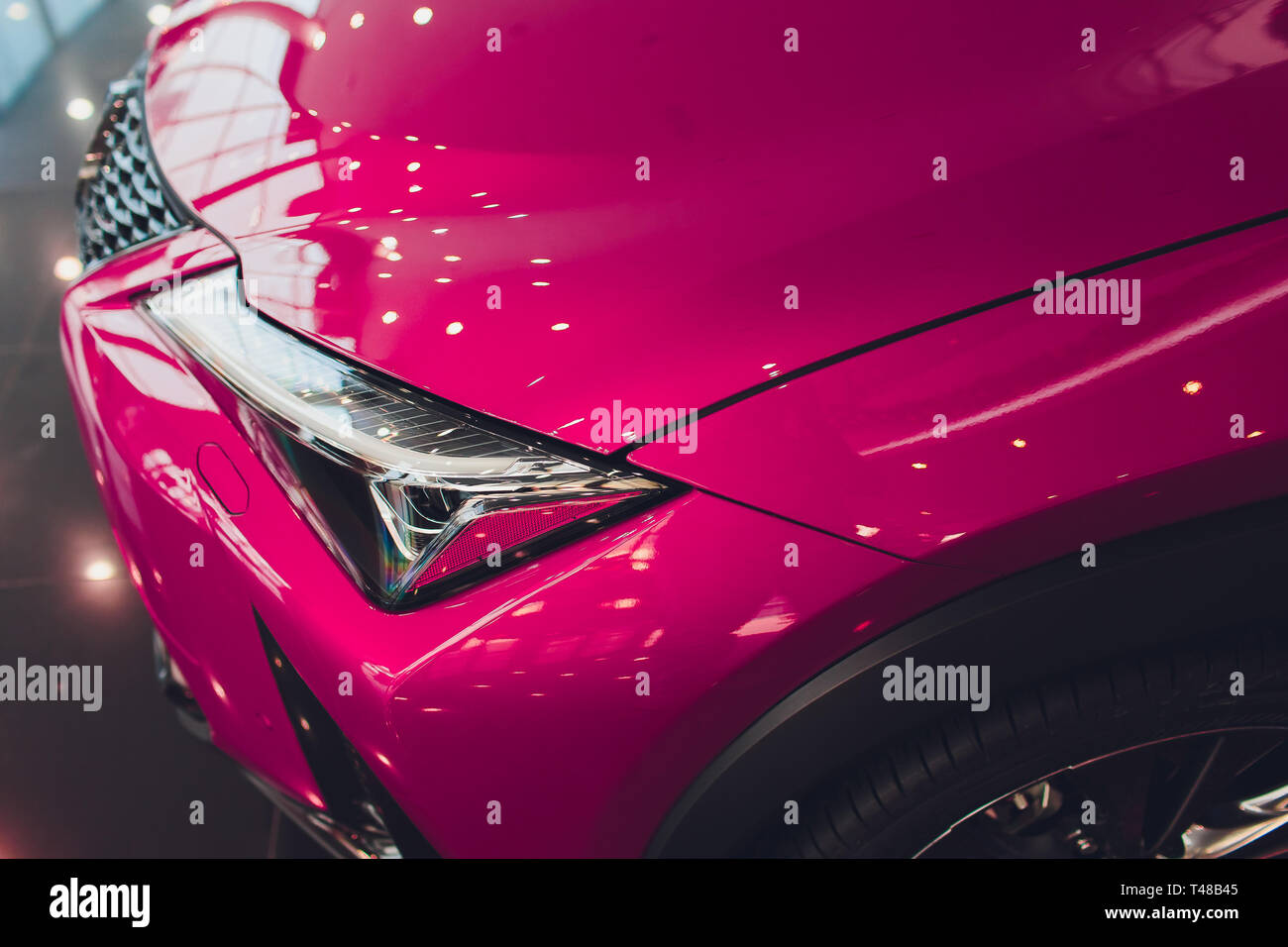 Nahaufnahme Scheinwerfer In Der Luxury Pink Auto Hintergrund Moderne Und Teure Sport Auto Konzept Stockfotografie Alamy