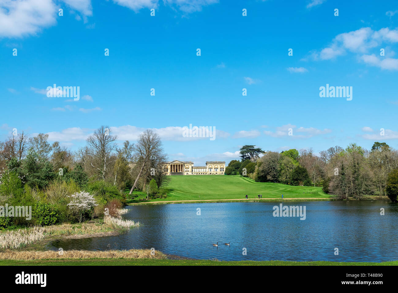 Eine Ansicht des Stowe Haus und Garten Blick über die Octagon See, Buckingham, Buckinghamshire, Großbritannien Stockfoto