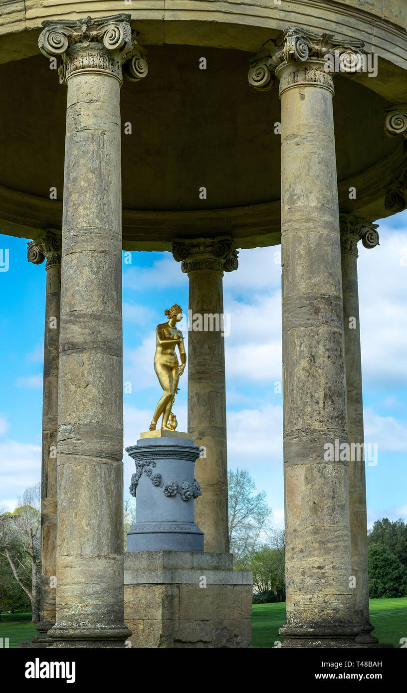 Die Rotunde und Statue in Stowe Gardens, Buckingham, Buckinghamshire, Großbritannien Stockfoto