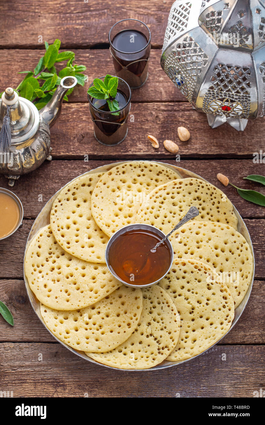 Marokkanische Pfannkuchen Baghrir oder Crepes mit 1000 Bohrungen mit ...