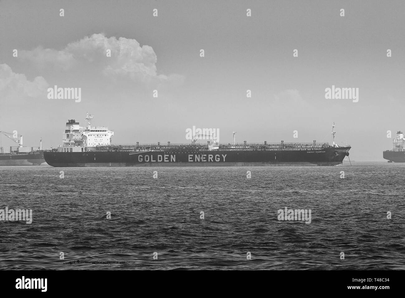 Schwarz-weiß Foto der goldenen Energie Supertanker, (Rohöl Tanker), ENERGIE MEISTER, in den Hafen von Long Beach, Kalifornien, USA verankert. Stockfoto