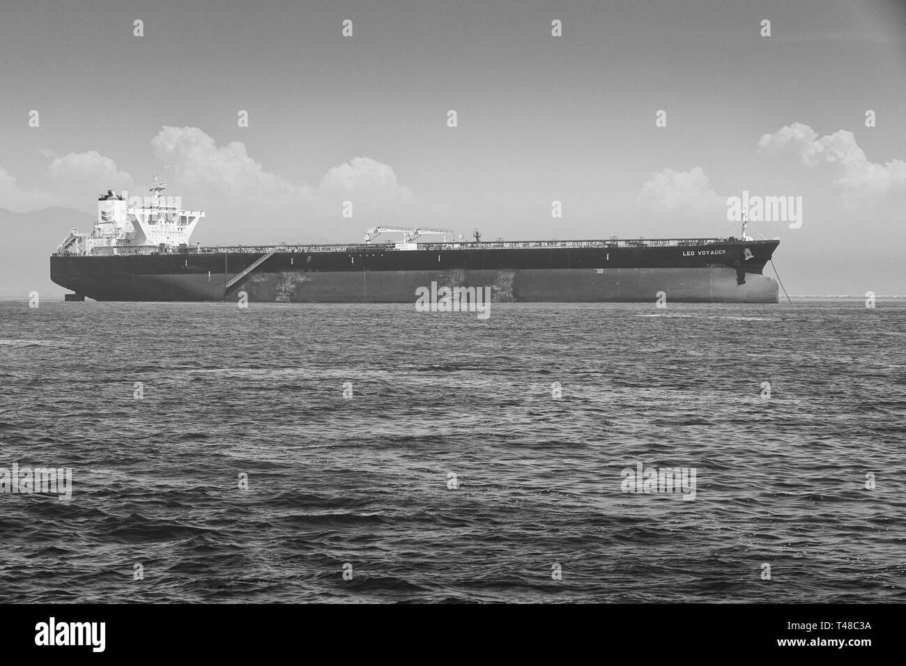 Schwarz-weiß Foto von den riesigen CHEVERON Supertanker, LEO VOYAGER, in Schotter, in den Hafen von Long Beach, Kalifornien, USA verankert. Stockfoto