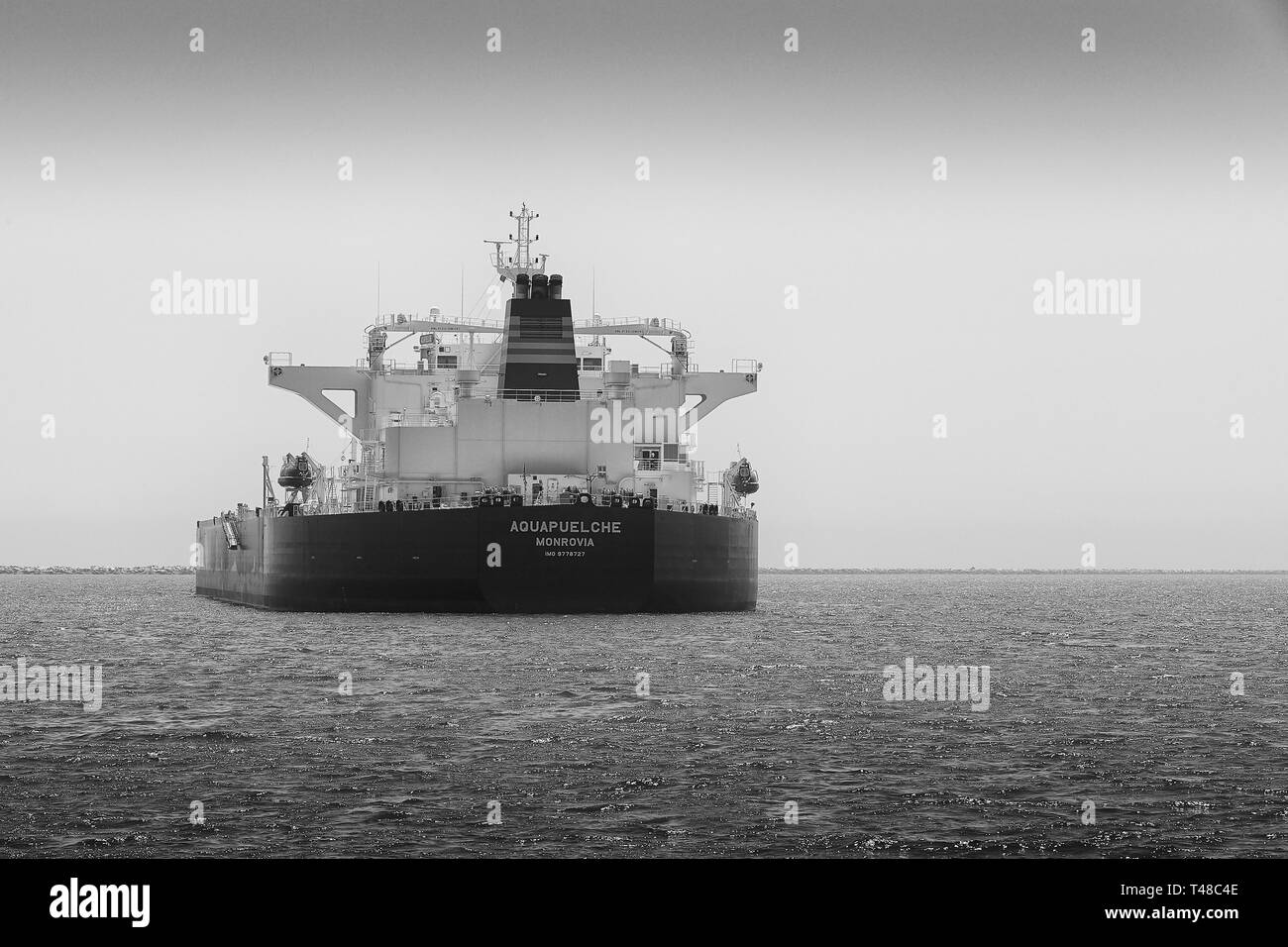 Schwarz-weiß Foto Der Stern Der Supertanker, (Rohöl Tanker), AQUAPUELCHE, in den Hafen von Long Beach, Kalifornien, USA verankert. Stockfoto