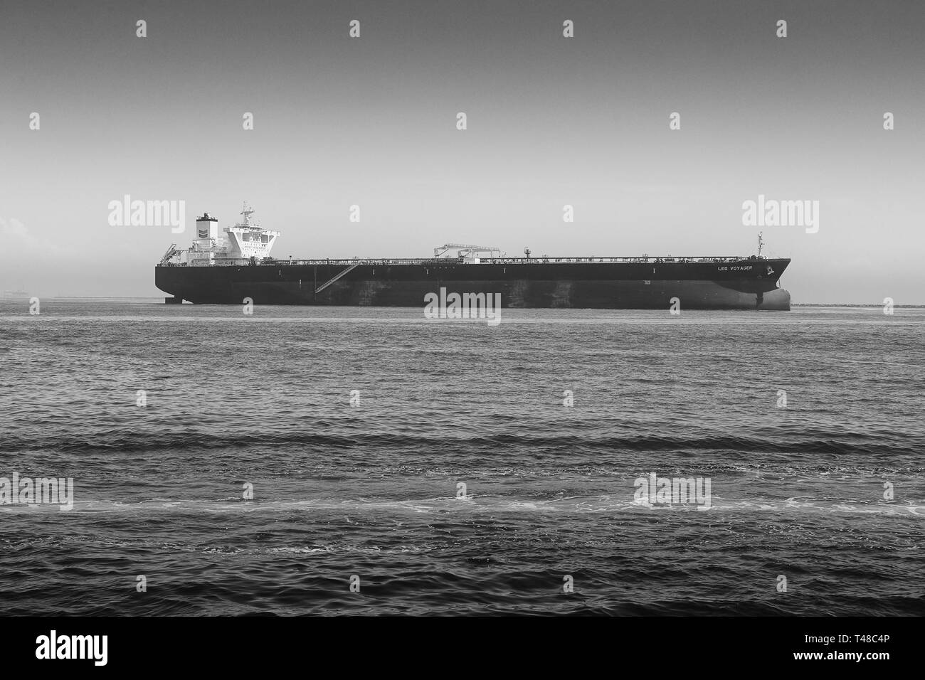 Schwarz-weiß Foto von den riesigen CHEVERON Supertanker, LEO VOYAGER, vor Anker im Hafen von Long Beach, Kalifornien, USA. Stockfoto