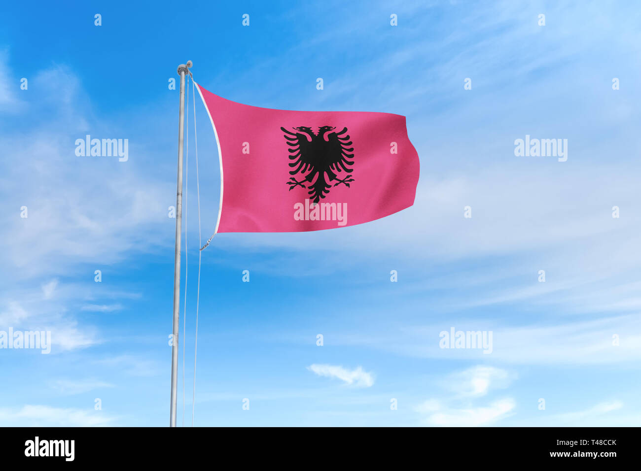Albanien Flagge weht im Wind über blauen Himmel Hintergrund Stockfoto