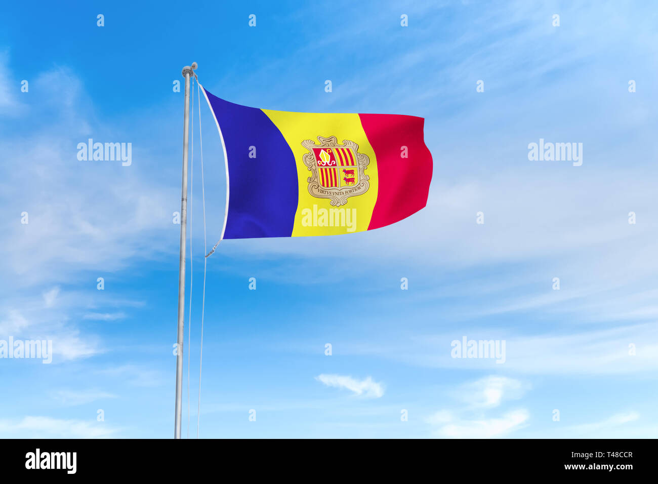 Andorra Flagge weht im Wind über blauen Himmel Hintergrund Stockfoto