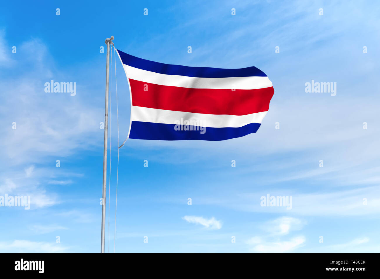 Costa Rica Flagge weht im Wind über blauen Himmel Hintergrund Stockfoto