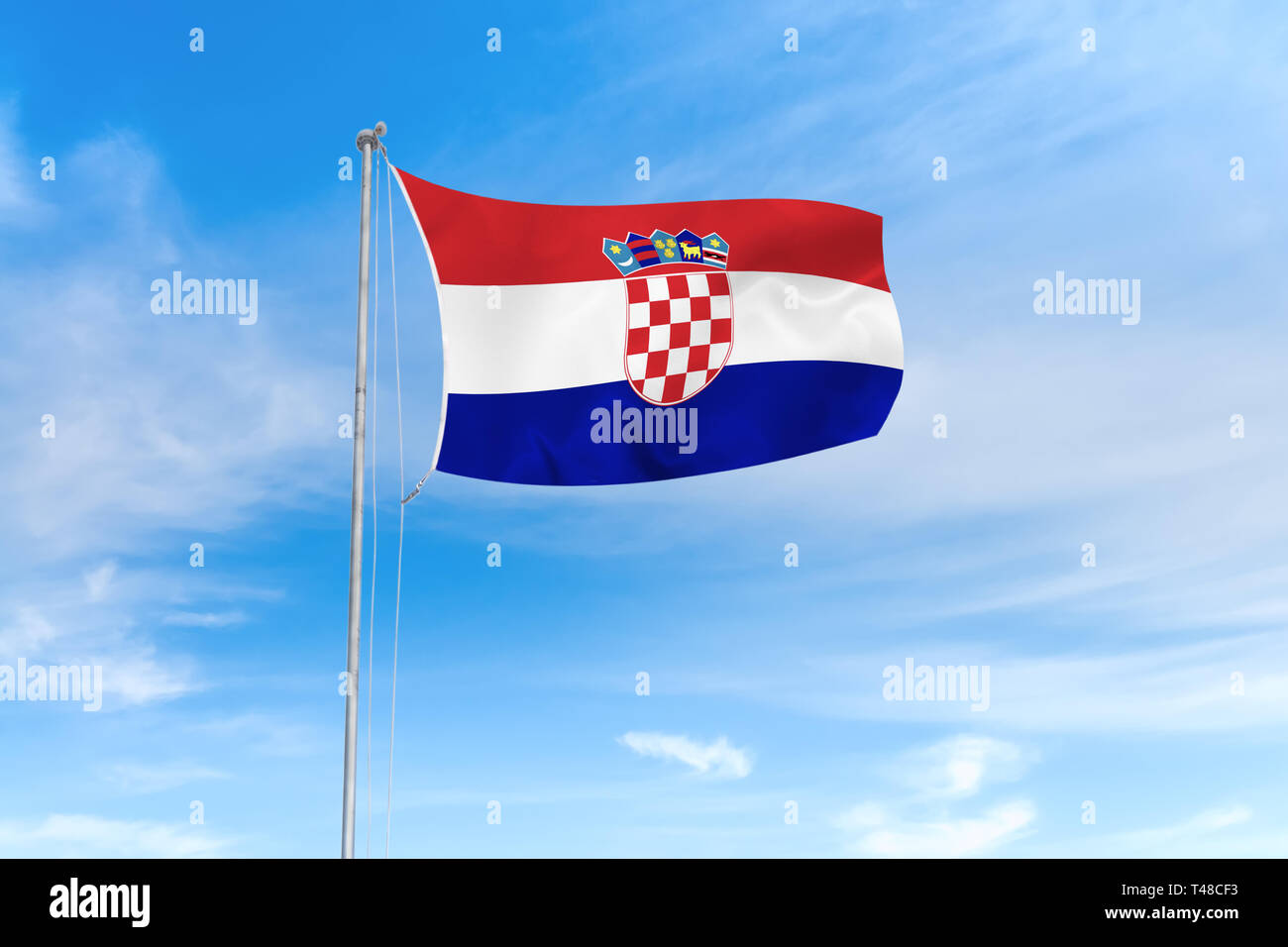 Kroatien Flagge weht im Wind über blauen Himmel Hintergrund Stockfoto