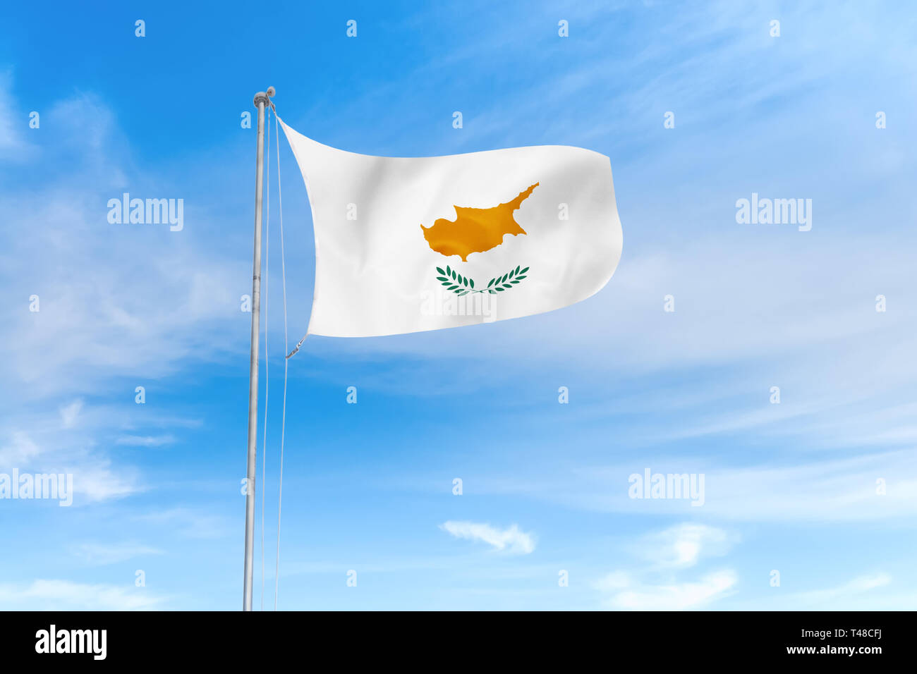 Zypern Flagge weht im Wind über blauen Himmel Hintergrund Stockfoto