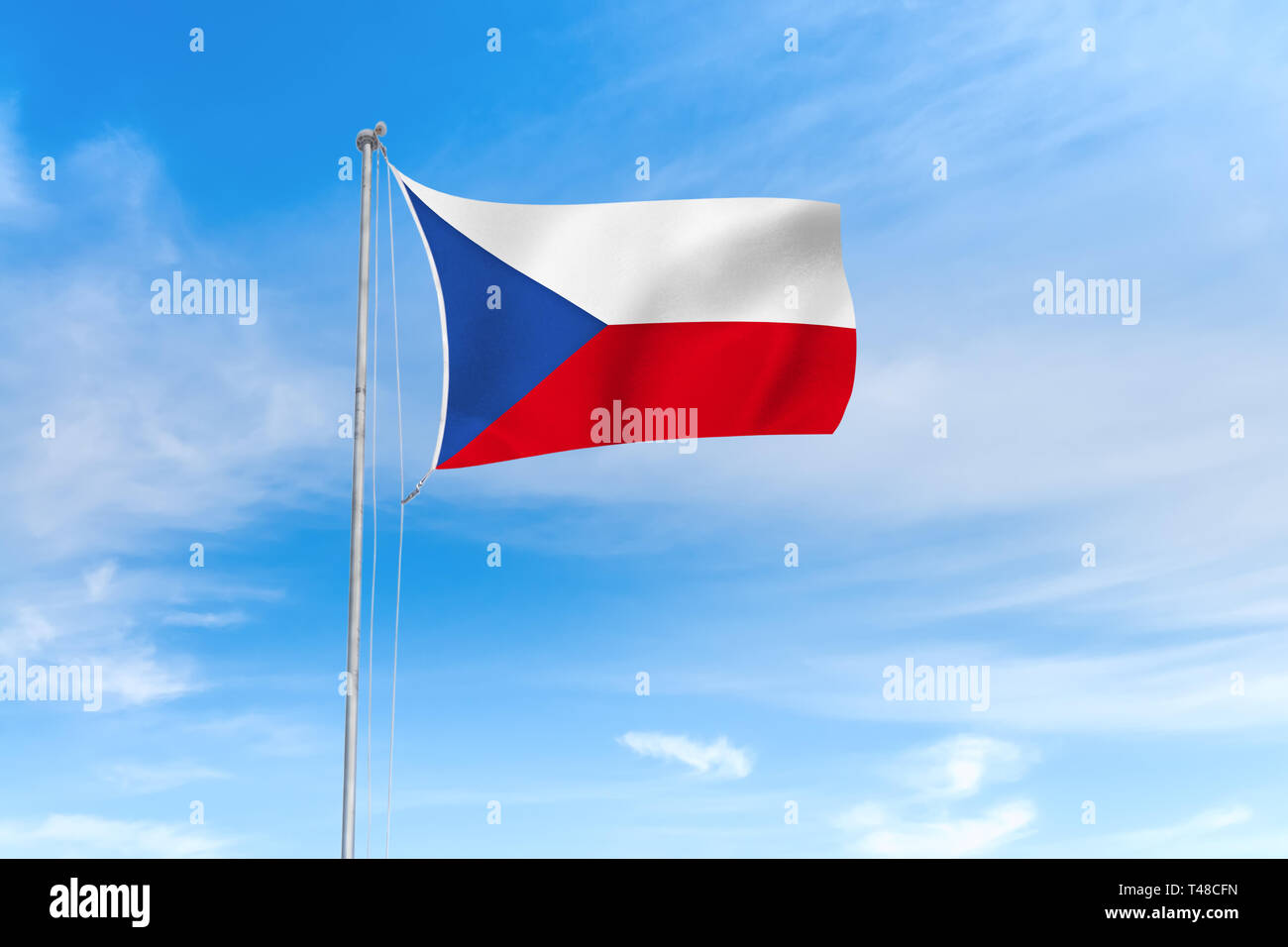 Tschechische Flagge weht im Wind über blauen Himmel Hintergrund Stockfoto