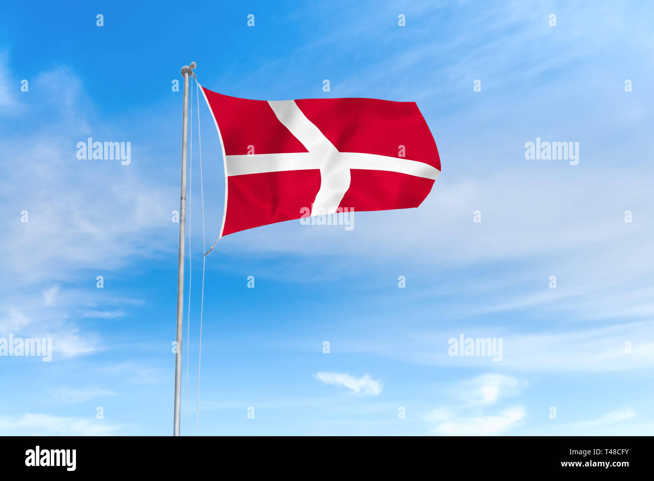 Dänemark Flagge weht im Wind über blauen Himmel Hintergrund Stockfoto