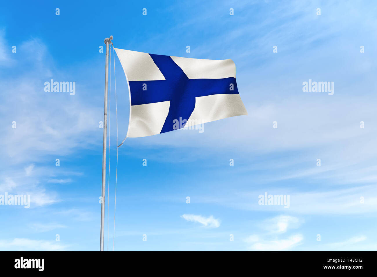 Finnland Flagge weht im Wind über blauen Himmel Hintergrund Stockfoto