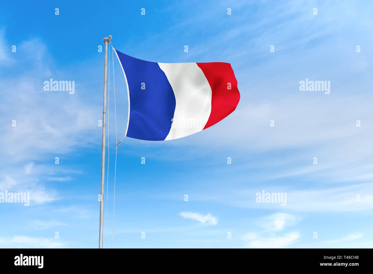 Flagge Frankreich weht im Wind über blauen Himmel Hintergrund Stockfoto