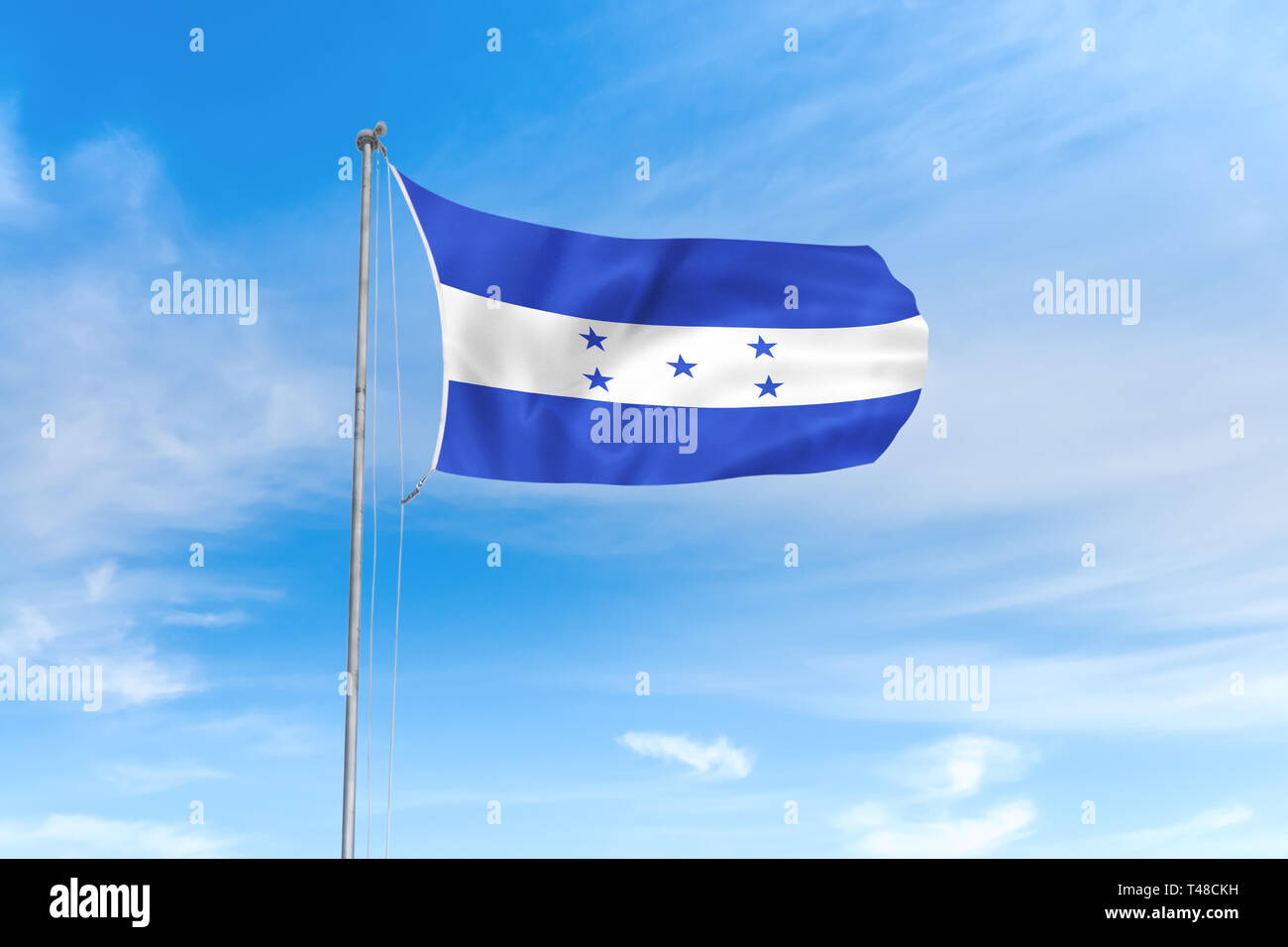 Honduras Flagge weht im Wind über blauen Himmel Hintergrund Stockfoto