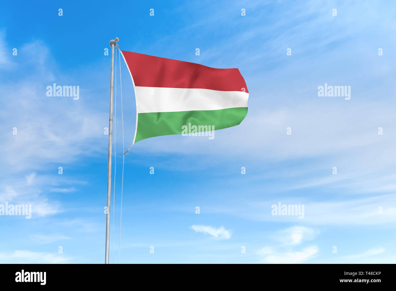 Ungarn Fahne weht im Wind über blauen Himmel Hintergrund Stockfoto
