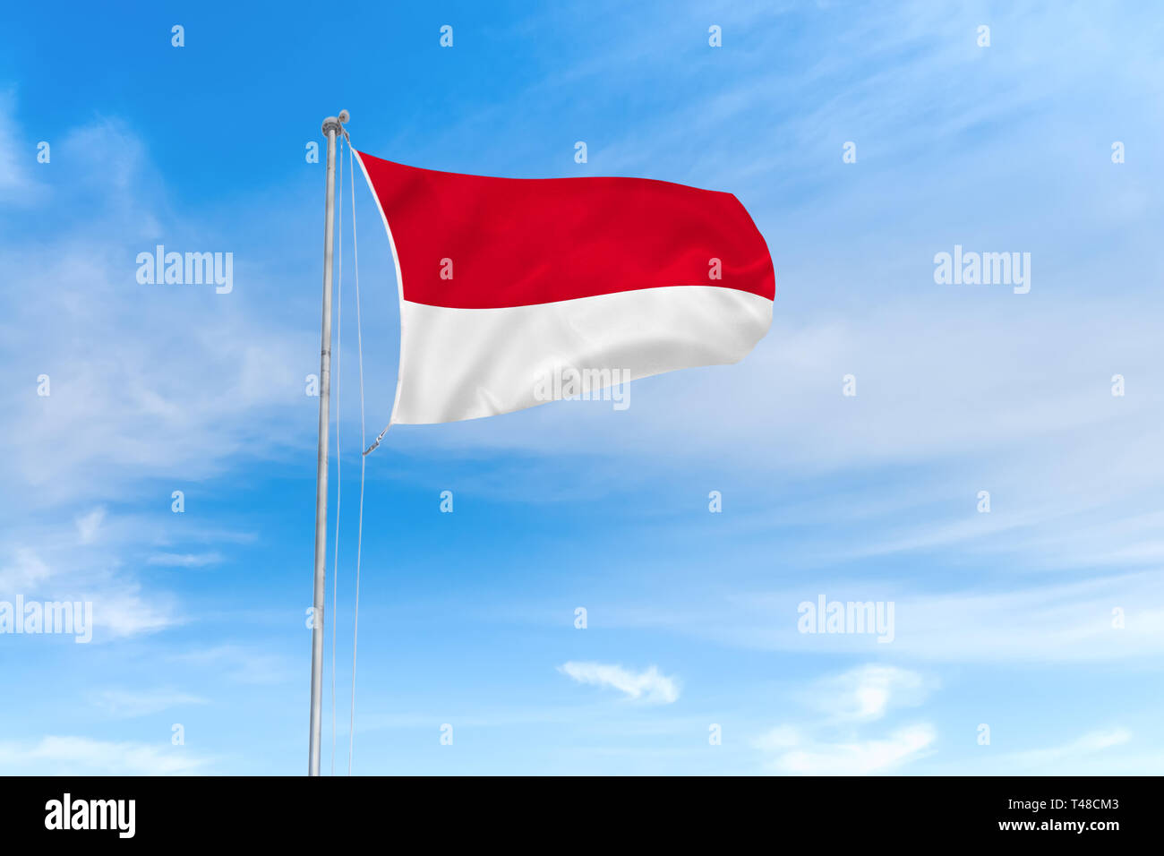Indonesischen Flagge weht im Wind über blauen Himmel Hintergrund Stockfoto