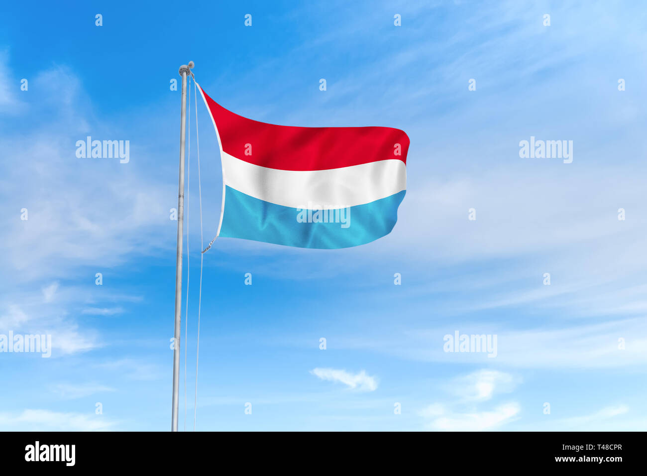 Luxemburg Flagge weht im Wind über blauen Himmel Hintergrund Stockfoto