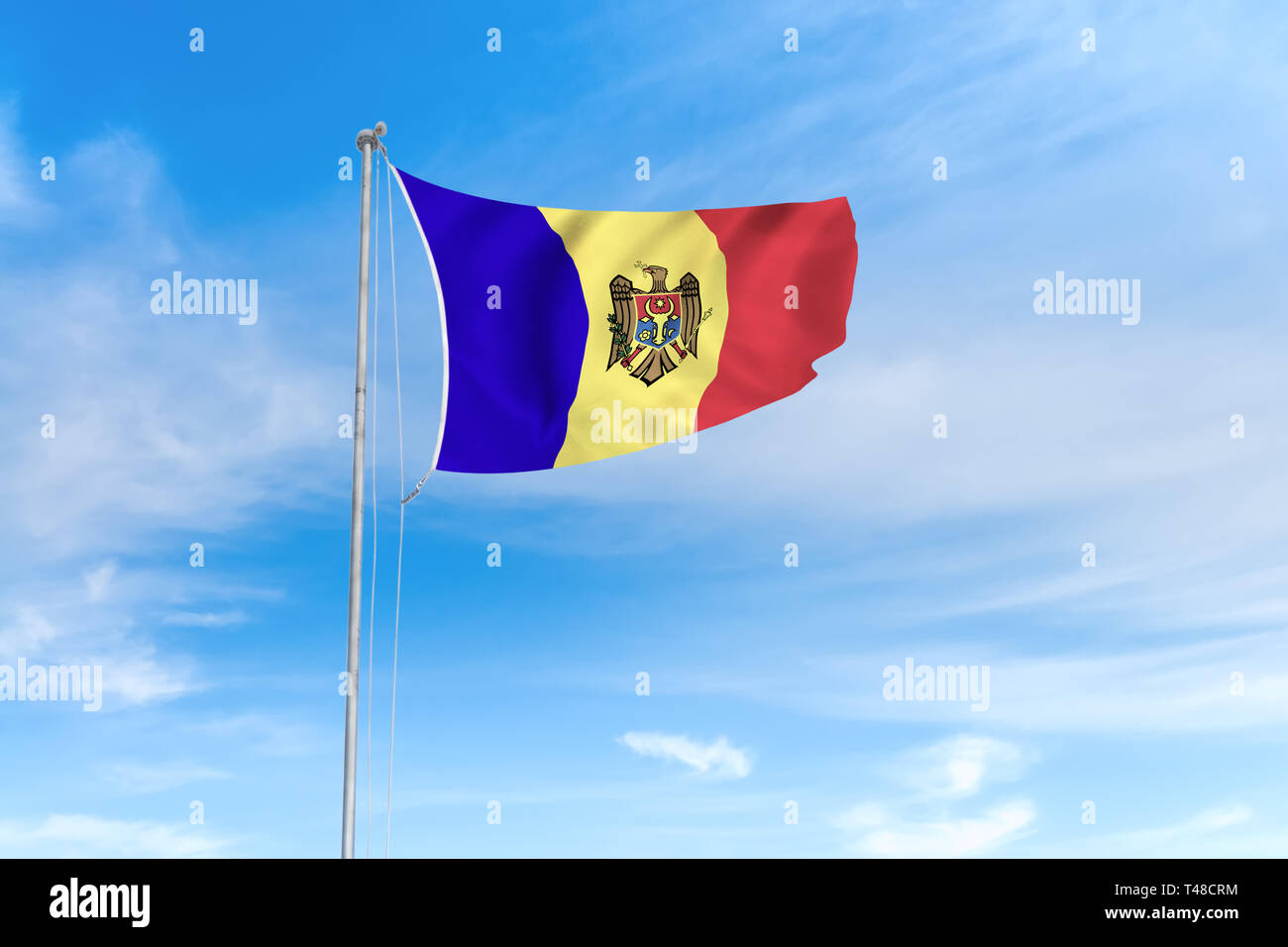 Die Republik Moldau Flagge weht im Wind über blauen Himmel Hintergrund Stockfoto