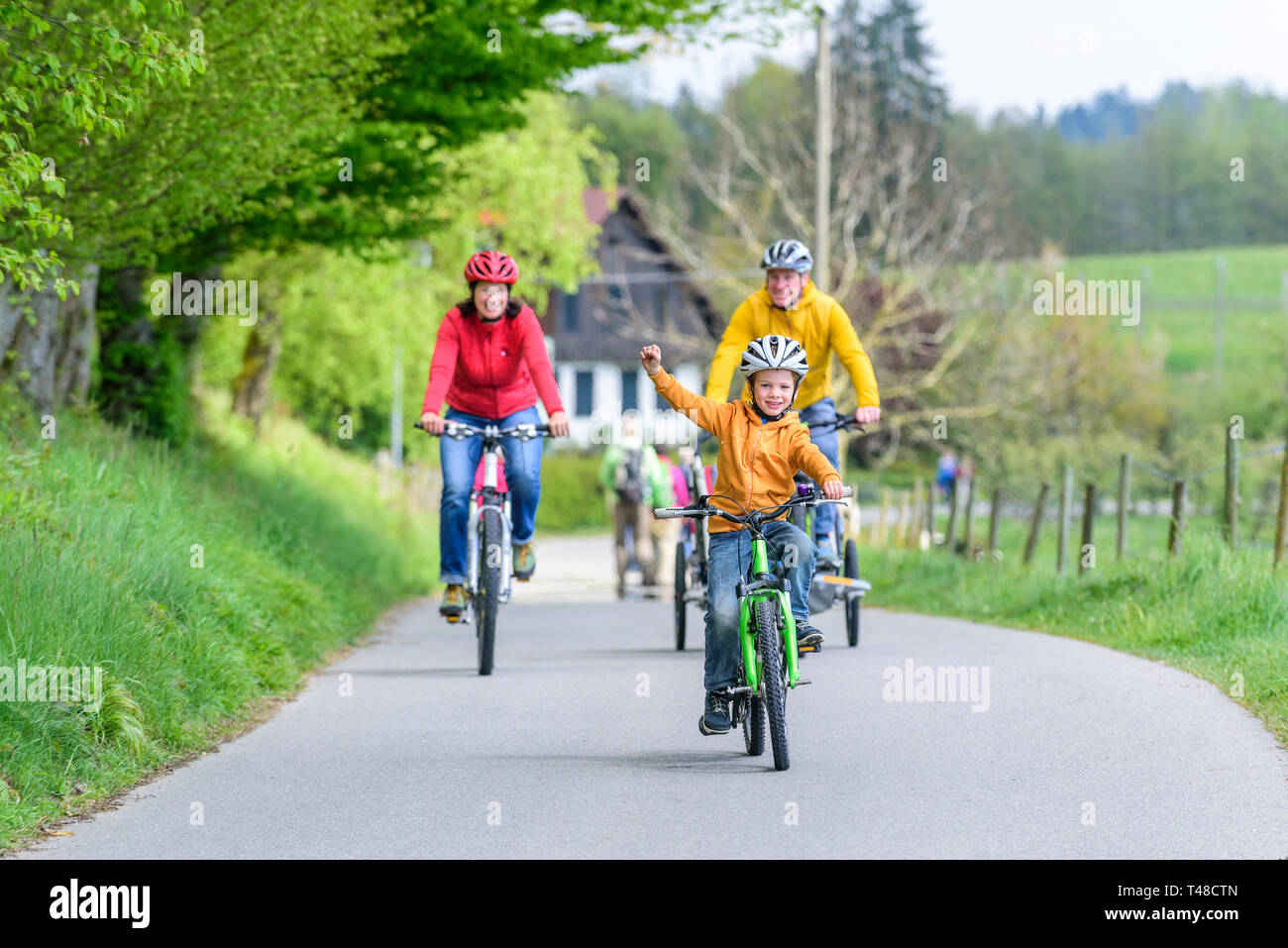 Junge Familie Spaß beim Radfahren im Frühling Stockfoto