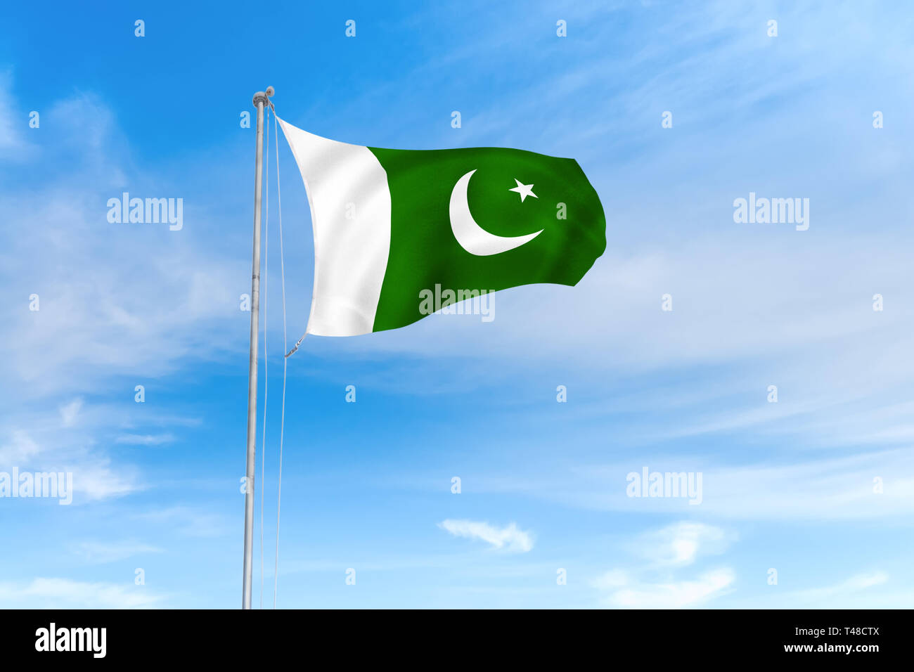 Pakistan Flagge weht im Wind über blauen Himmel Hintergrund Stockfoto