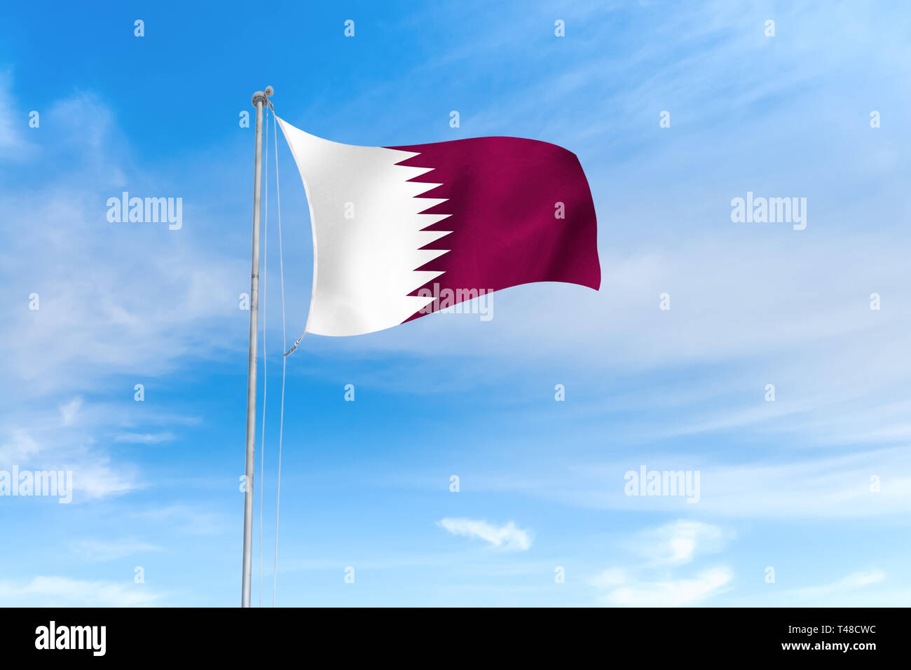 Katar Flagge weht im Wind über blauen Himmel Hintergrund Stockfoto