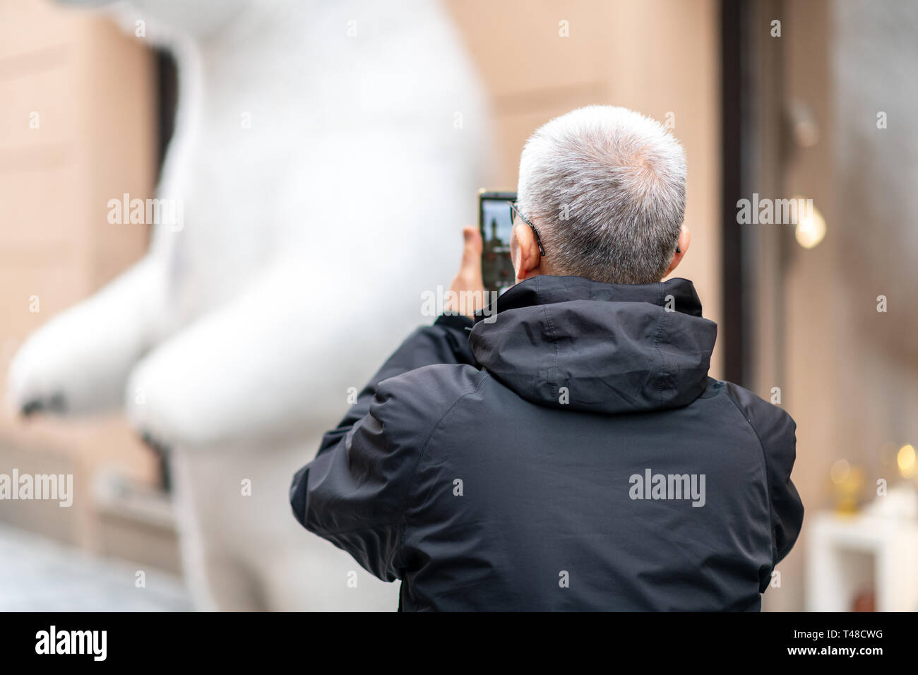 Alte asiatische männliche Tourist nimmt Fotos während Sightseeing in Prag, Tschechische Republik - Osterferien April 2019 Stockfoto