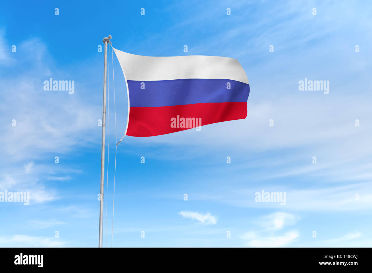 Russland Flagge weht im Wind über blauen Himmel Hintergrund Stockfoto