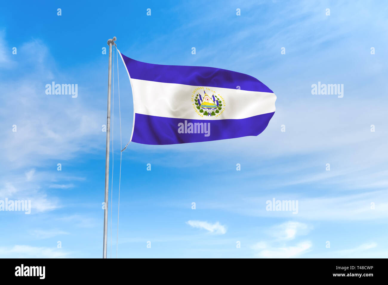 El Salvador Flagge weht im Wind über blauen Himmel Hintergrund Stockfoto