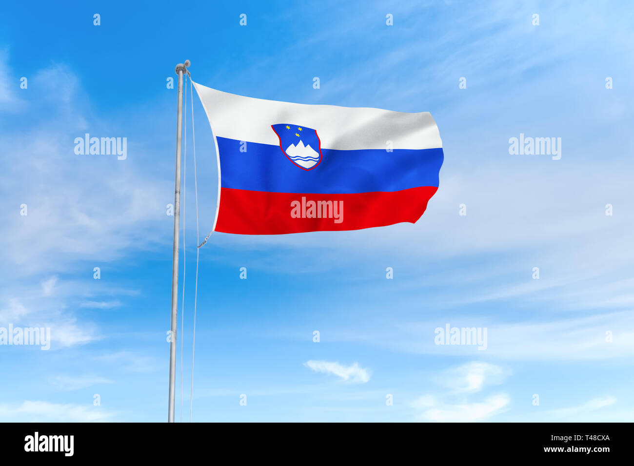 Slowenien Flagge weht im Wind über blauen Himmel Hintergrund Stockfoto