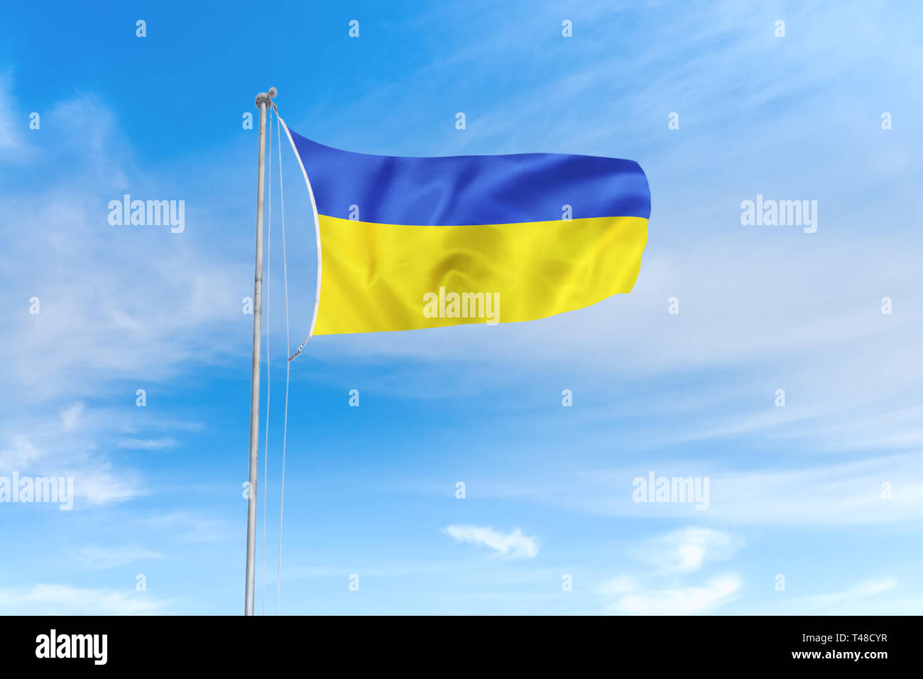 Ukraine Flagge weht im Wind über blauen Himmel Hintergrund Stockfoto