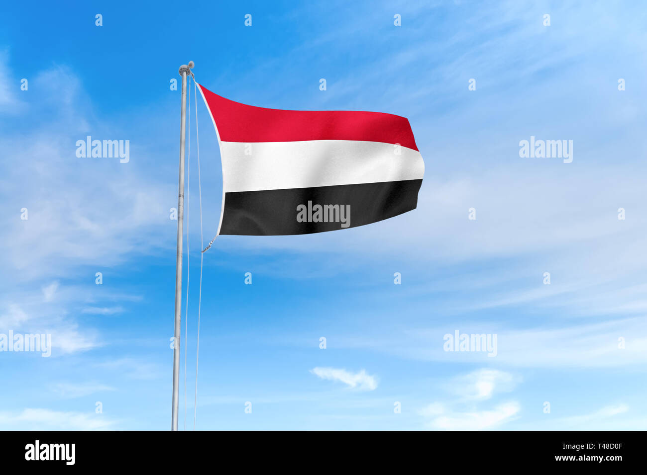 Jemen Flagge weht im Wind über blauen Himmel Hintergrund Stockfoto