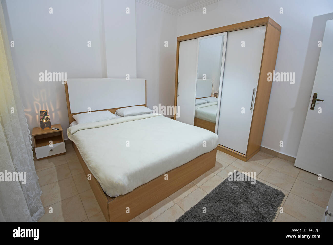 Doppelbett im Schlafzimmer Luxus apartment Übersicht Interior Design Stockfoto