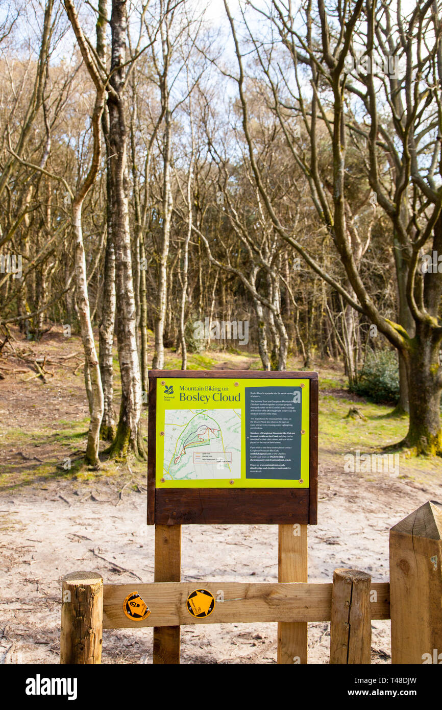 Information Board angezeigte Informationen über Mountainbiken auf Bosley Wolke in der Nähe von Knutsford in Cheshire England Großbritannien Stockfoto