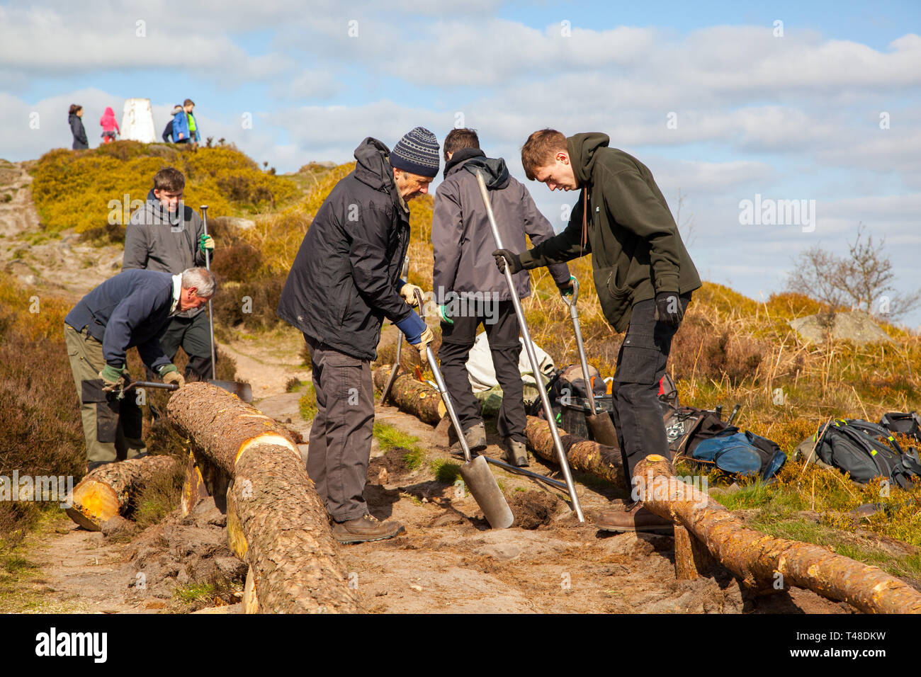 National Trust Mitarbeiter/innen und Freiwillige auf einer Party Instandsetzung der Wege und Möglichkeiten auf Bosley Cloud oder Cloud Ende auf dem Gritstone trail Cheshire Stockfoto