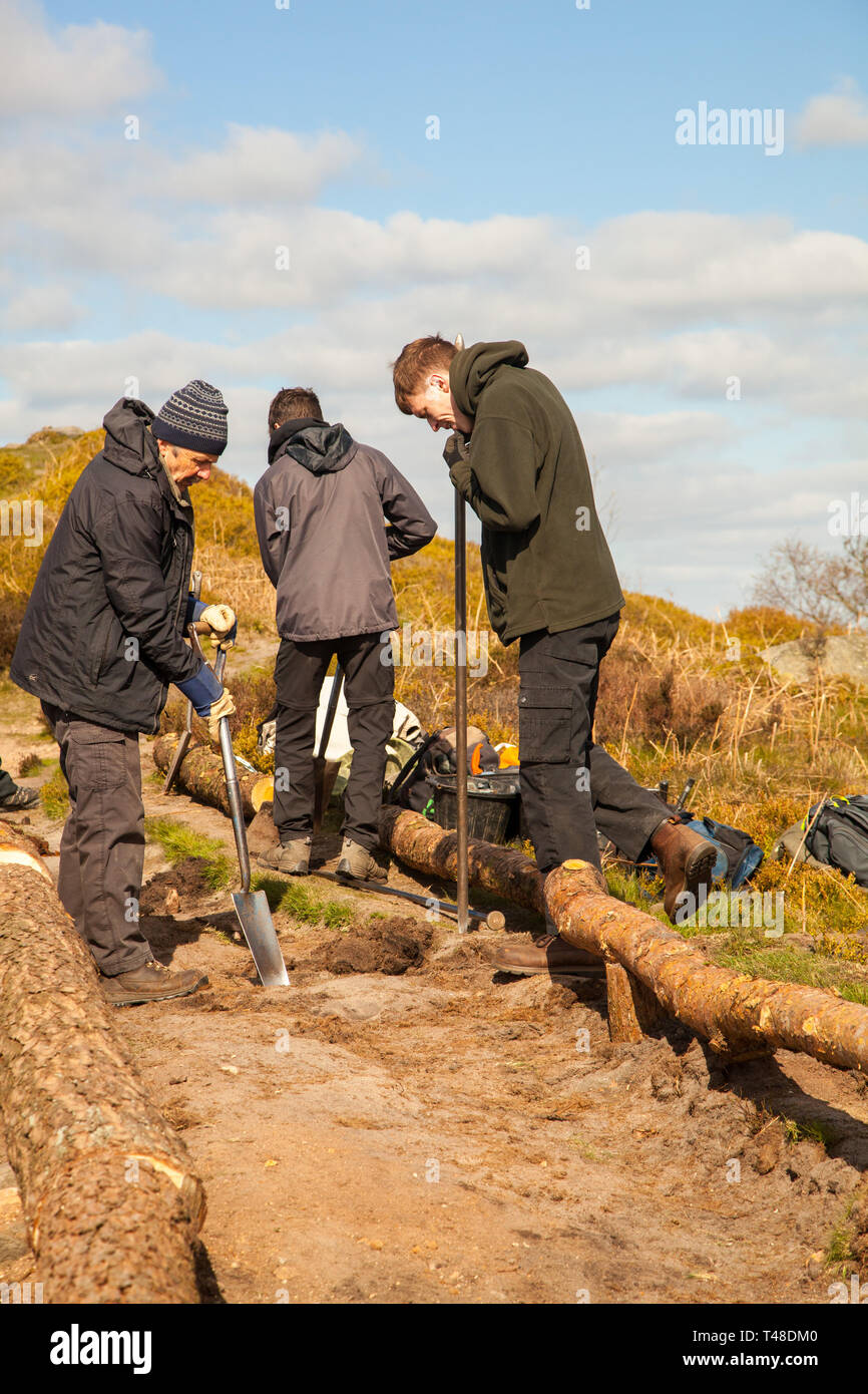 National Trust Mitarbeiter/innen und Freiwillige auf einer Party Instandsetzung der Wege und Möglichkeiten auf Bosley Cloud oder Cloud Ende auf dem Gritstone trail Cheshire Stockfoto