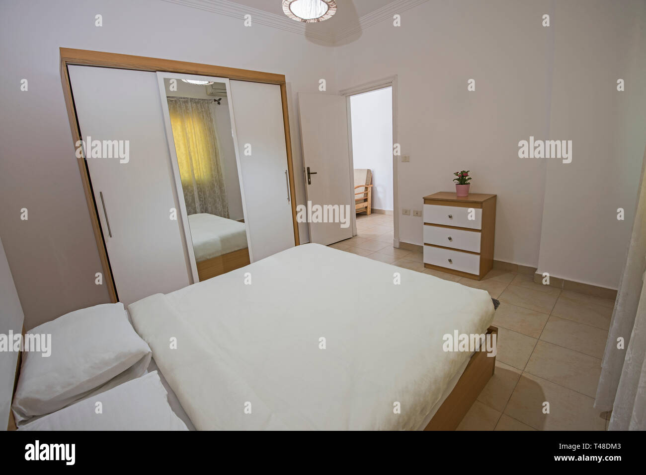 Doppelbett im Schlafzimmer Luxus apartment Übersicht Interior Design Stockfoto