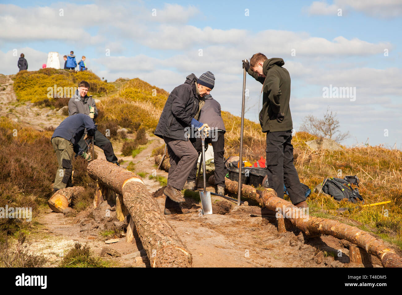 National Trust Mitarbeiter/innen und Freiwillige auf einer Party Instandsetzung der Wege und Möglichkeiten auf Bosley Cloud oder Cloud Ende auf dem Gritstone trail Cheshire Stockfoto