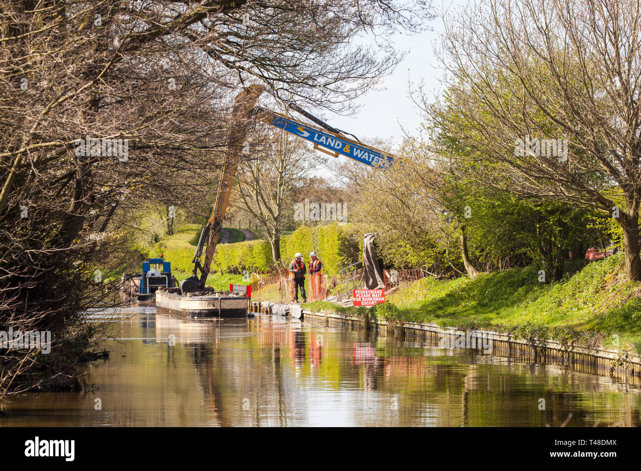 Wartung Reparatur und Ausbaggern der Macclesfield Canal bei Buglawton Cheshire England Großbritannien durchgeführt wird, Stockfoto