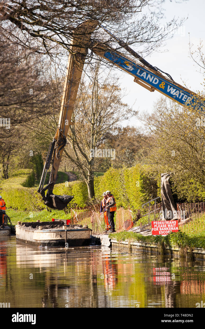 Wartung Reparatur und Ausbaggern der Macclesfield Canal bei Buglawton Cheshire England Großbritannien durchgeführt wird, Stockfoto